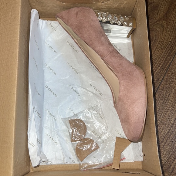 Le Chateau Suede shoe with silver crystals on the heel. US 9. - Picture 11 of 14